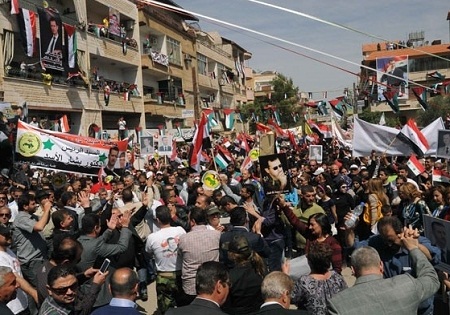 راهپیمایی گسترده مردم سوریه در حمایت از ارتش این کشور+عکس