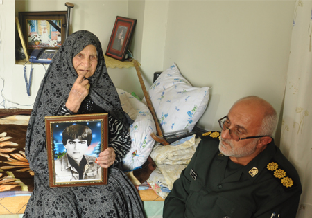 دیدار مدیرکل حفظ آثار و نشر ارزش‌های دفاع مقدس قزوین با مادران شهدا