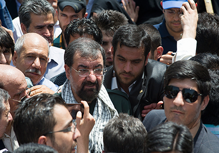 «محسن رضایی» با لباس پاسداری در راهپیمایی روز قدس شرکت کرد