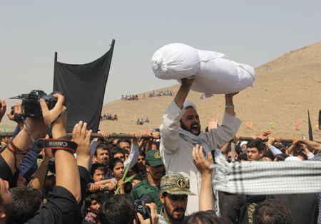 تصاویر/ تشییع و خاکسپاری دو شهید گمنام در ندوشن یزد