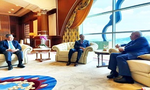 Zarif meets Malaysian PM in Kuala Lumpur