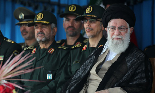 قائد الثورة: الشعب الإيراني لم يخش امريكا بل أرغمها على الانسحاب وأذاقها الهزيمة