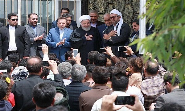 روحاني: الحكومة تظل واقفة الى جانب منكوبي الزلازل