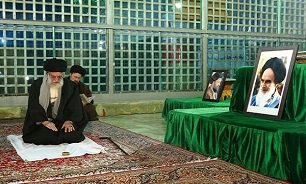 Leader visits Imam Khomeini holy shrine, martyrs cemetery