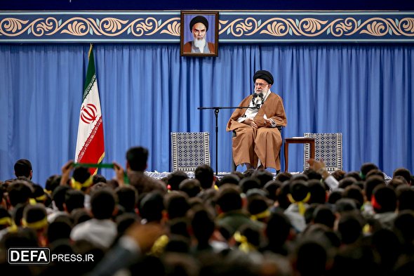 Leader receives students in Tehran ahead of US embassy takeover anniv.
