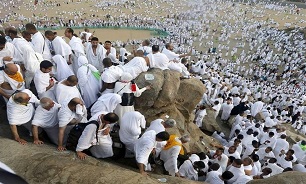 Muslims Gather at Mount Arafat to Prepare for Final Stages of Hajj