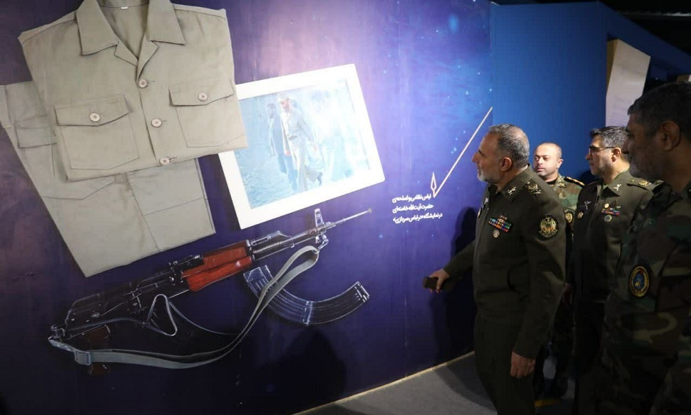 فرمانده نیروی زمینی ارتش از نمایشگاه در لباس سربازی بازدید کرد